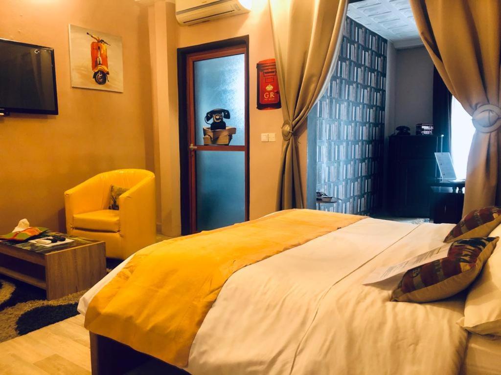 Hotel Le Griffon Abidjan Bagian luar foto